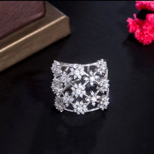 流行黃銅18K鍍金圓形切割立方氧化鋯中空寬可調女性周年紀念戒指