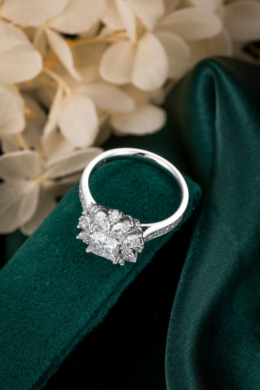 PT900 鉑金培育鑽石戒指 0.95ct - 主石配副石奢華款 13 號 (ZBR0223)