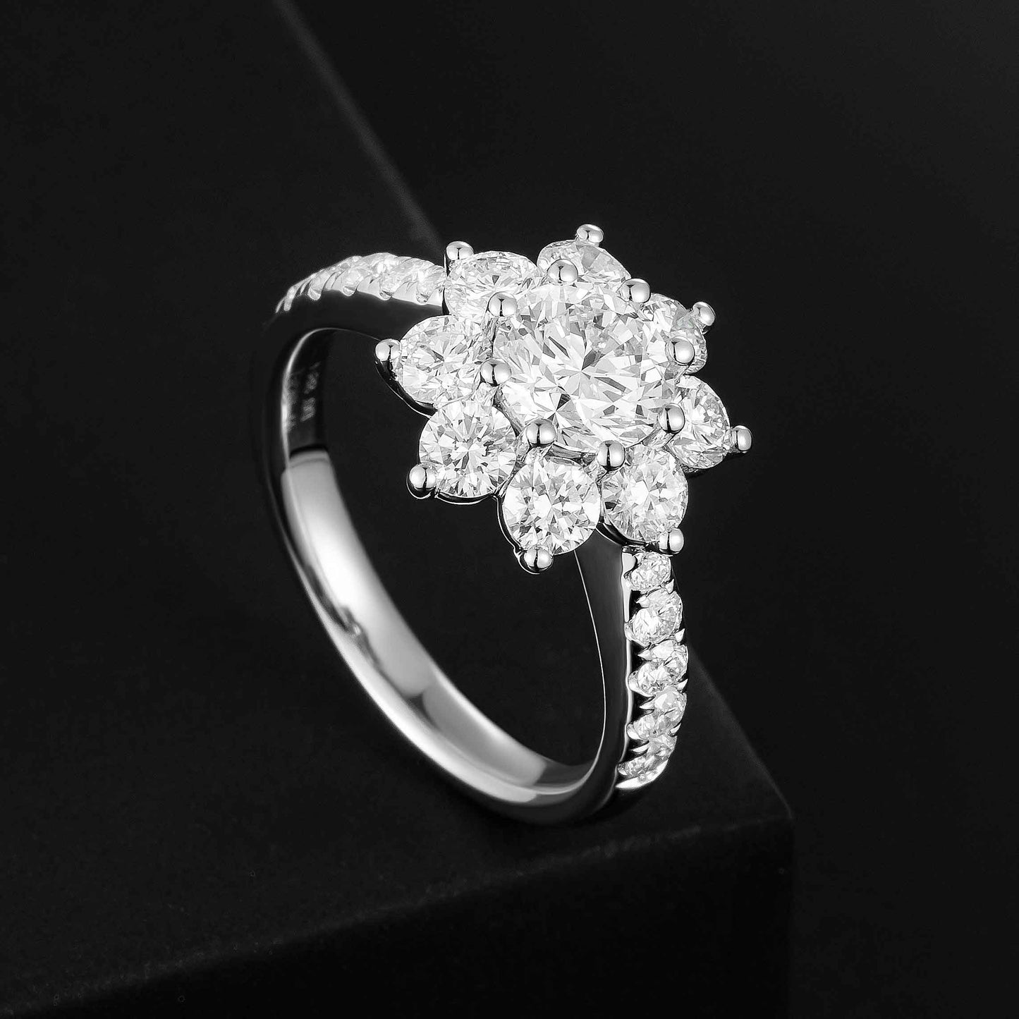 ZBR0011-1.00CT
P500027
18K金培育鑽戒指
金重：4.54g
主石：0.86ct  副石：1.282ct