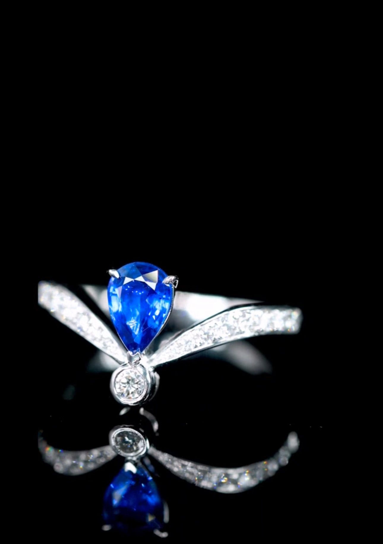 18K 金天然藍寶石戒指 0.749ct - 主石配鑽石副石奢華款 (1010473)